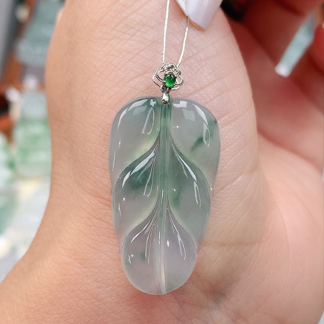 颈饰18K金镶嵌翡翠叶子