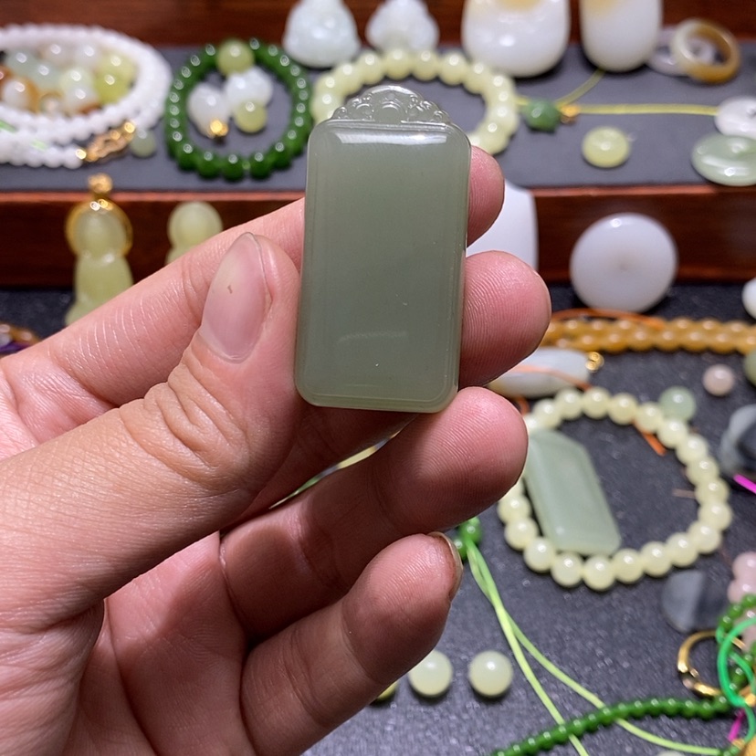 【闪购商品】吊坠(不含链)未镶嵌和田玉米***?