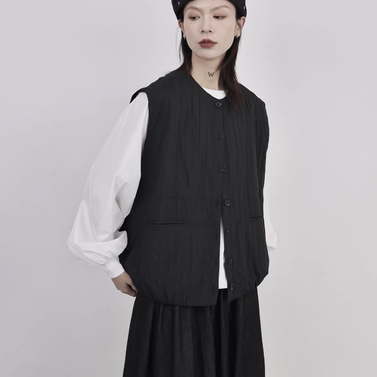 【黑白工作室】马甲女春季新款暗黑日系简约坑条设计款