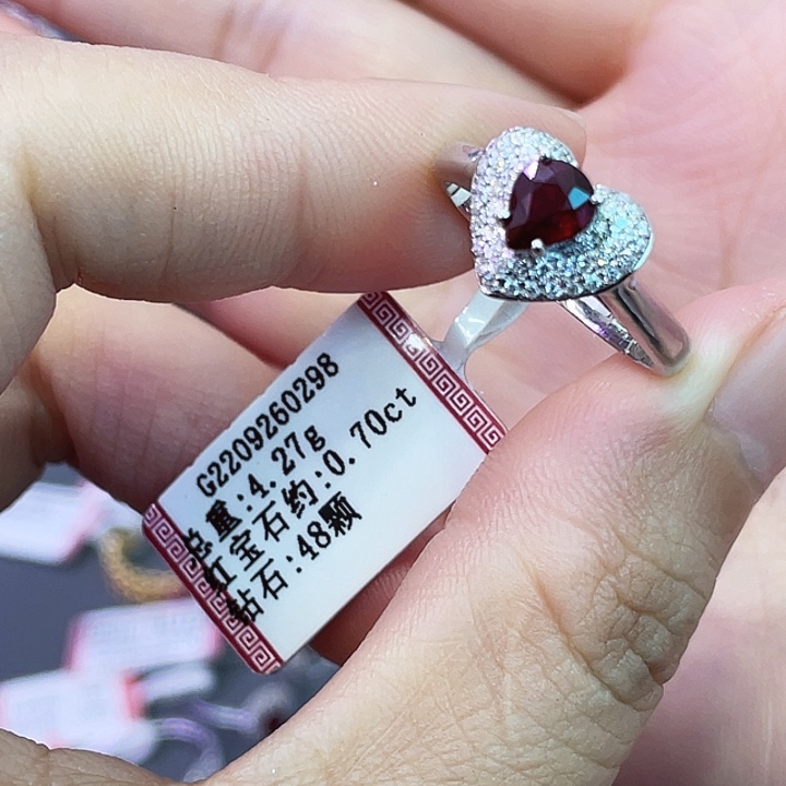 18K金镶嵌戒指红宝石0.70克拉鸽血红