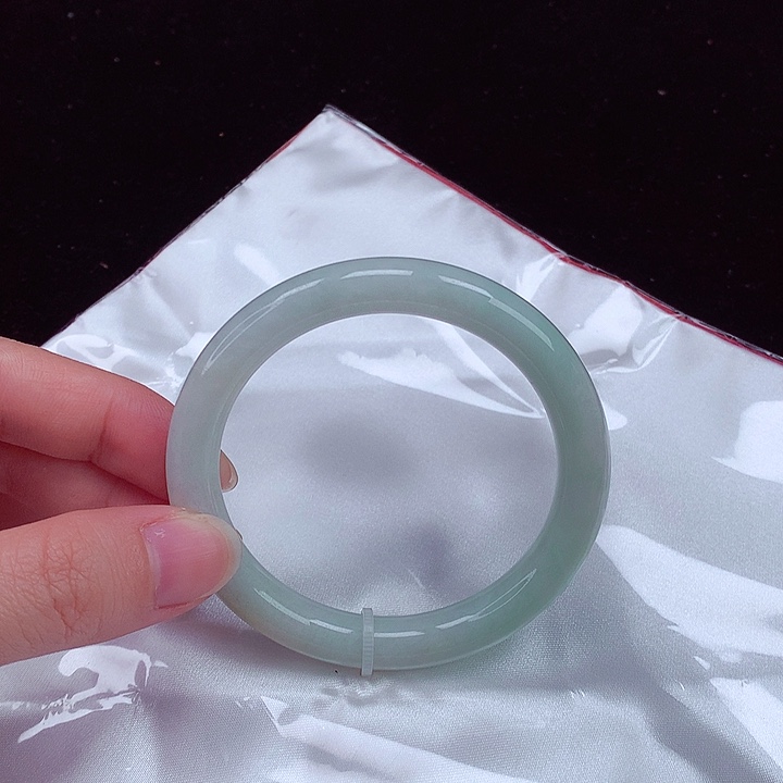 翡翠手镯未镶嵌翡翠