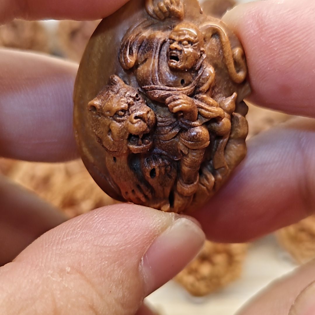 桃核纯手工雕刻伏虎罗汉