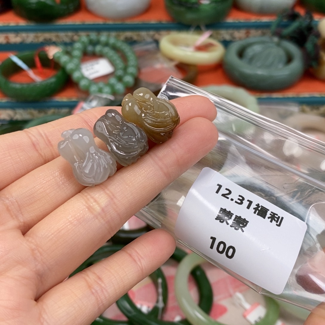 和田玉未镶嵌颈饰玉白菜三个