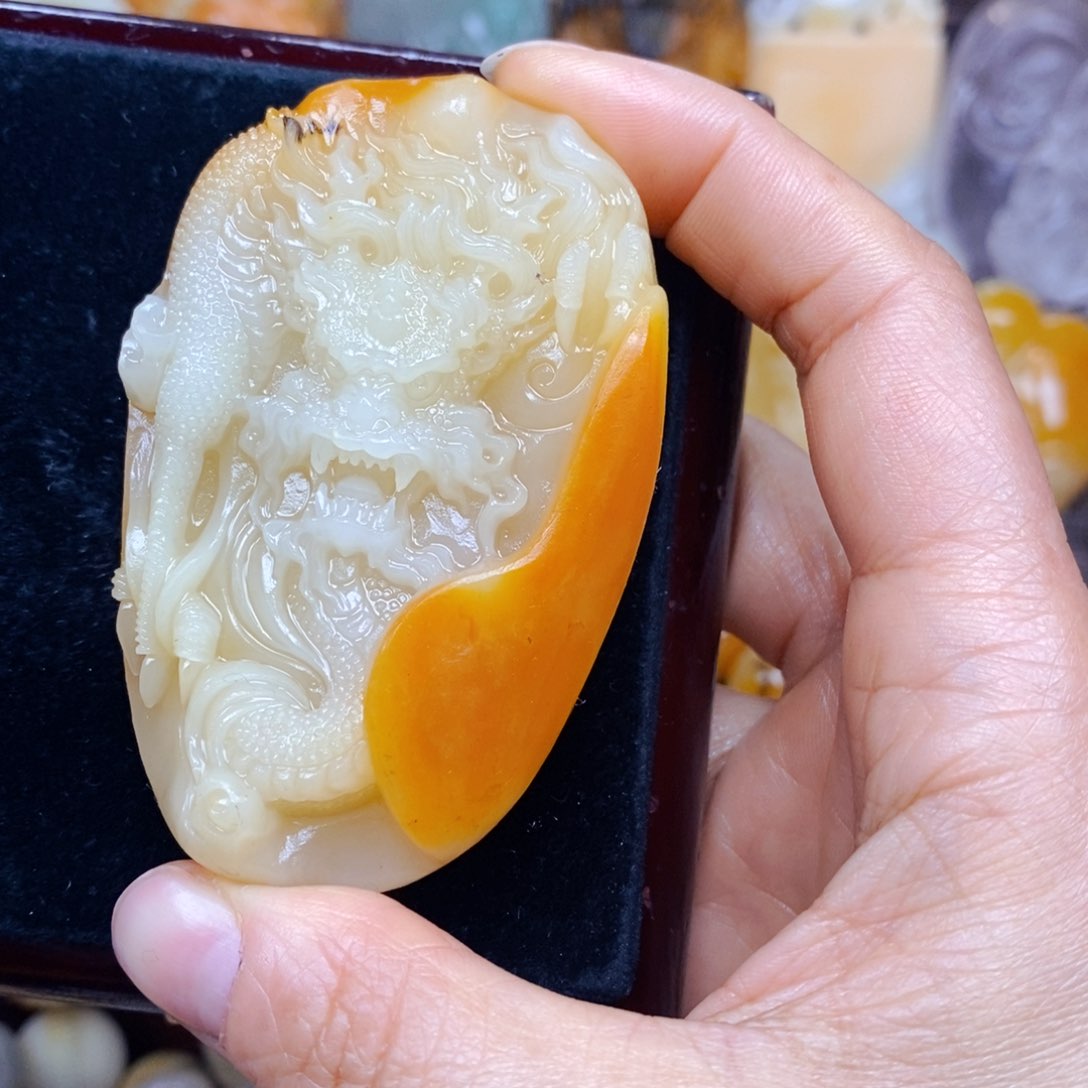 石英质玉（黄龙玉）未镶嵌颈饰