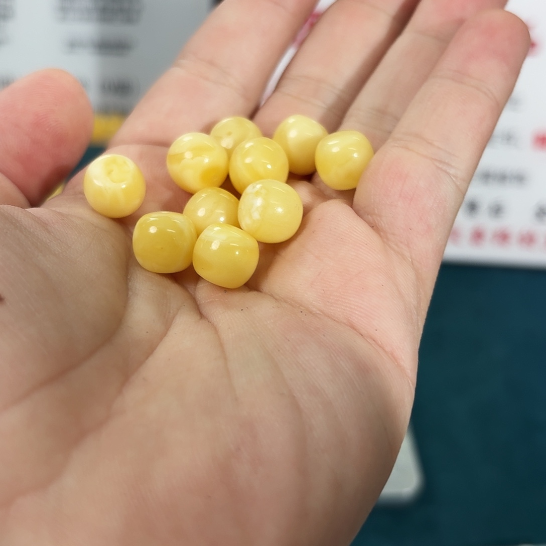 蜜蜡未镶嵌裸石554 多样性发其一