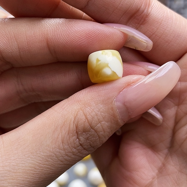 琥珀裸石未镶嵌直切尺寸11.2*9.6mm带粉点