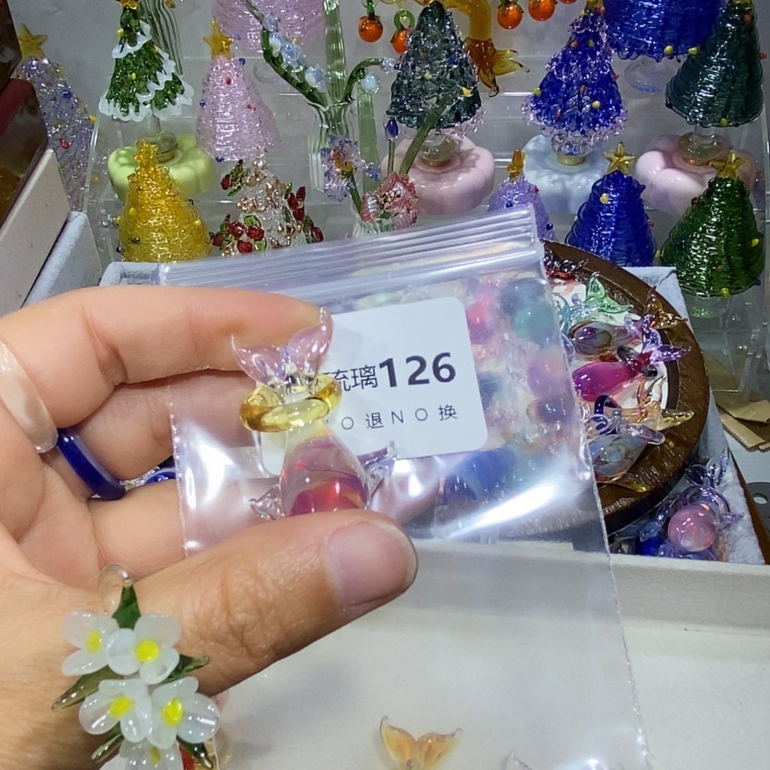 墨***.玻璃颈饰126鲸鱼一个