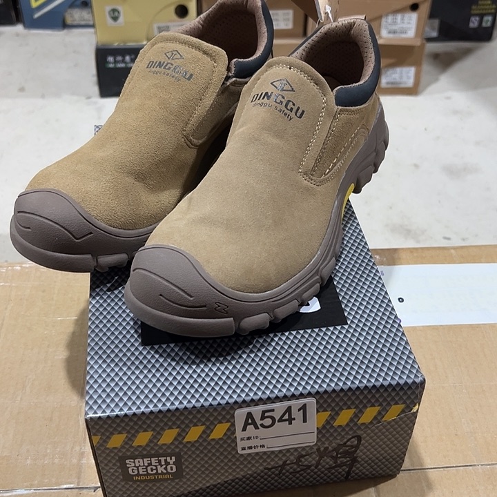 编码541号。45码防砸防刺劳保鞋。色差