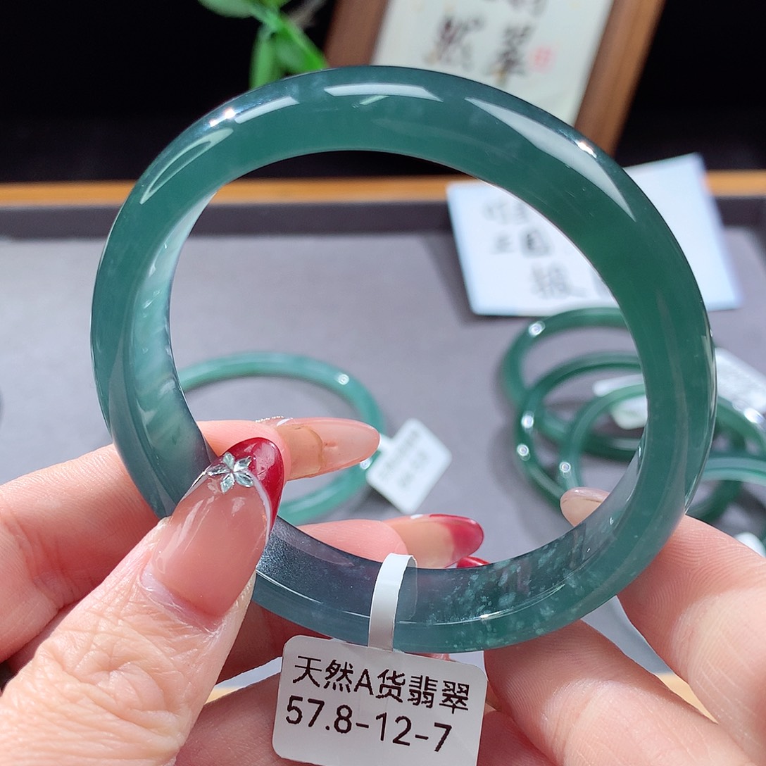 翡翠手镯（圆镯）未镶嵌