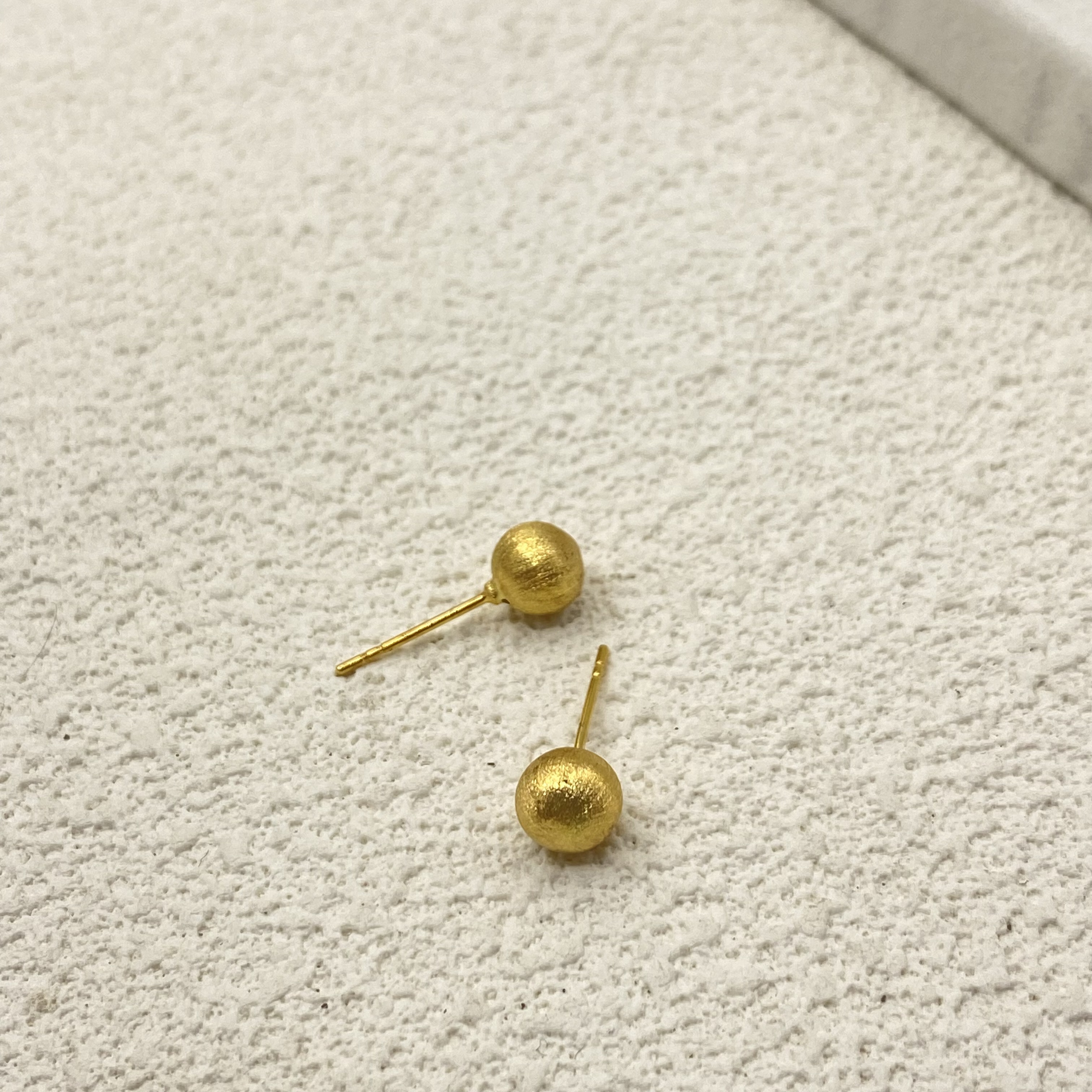 18k金拉丝磨砂球球耳钉