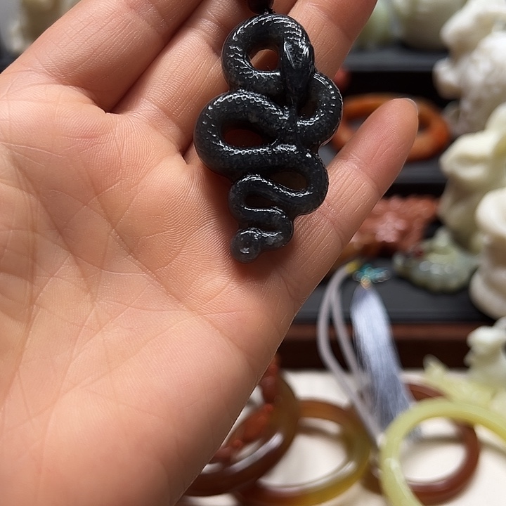 蛇纹石玉吊坠未镶嵌