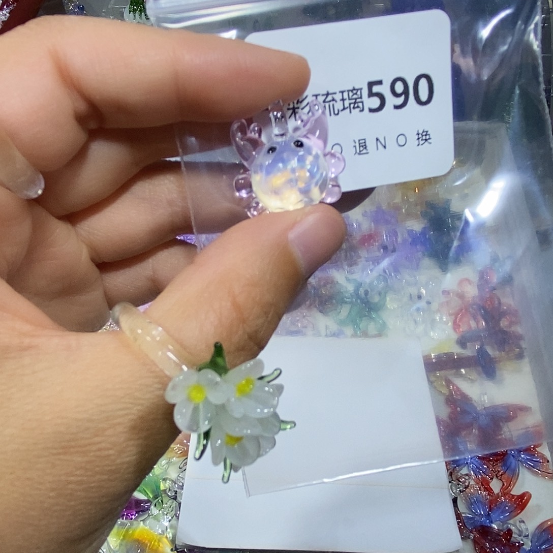 赵***丽玻璃吊坠（不含链）590螃蟹一个