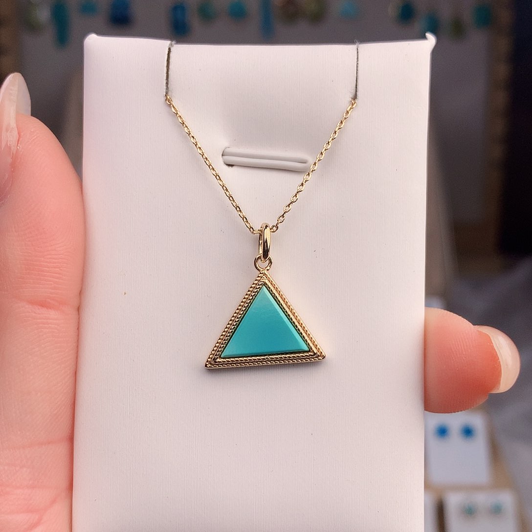 绿松石未镶嵌颈饰