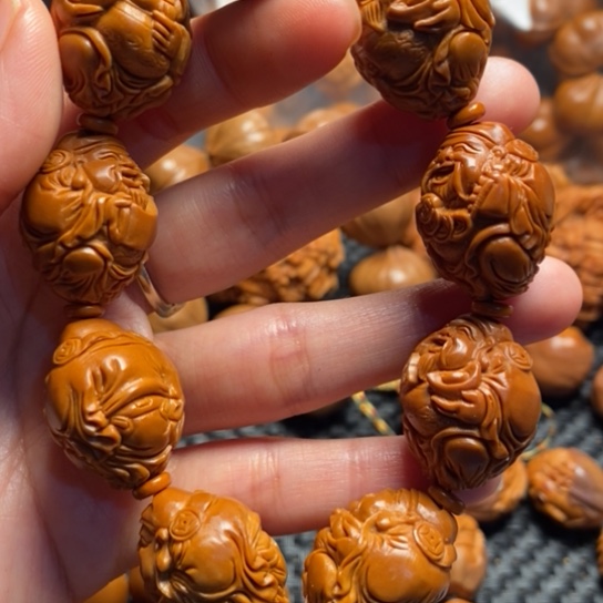 橄榄核吊坠八方财神