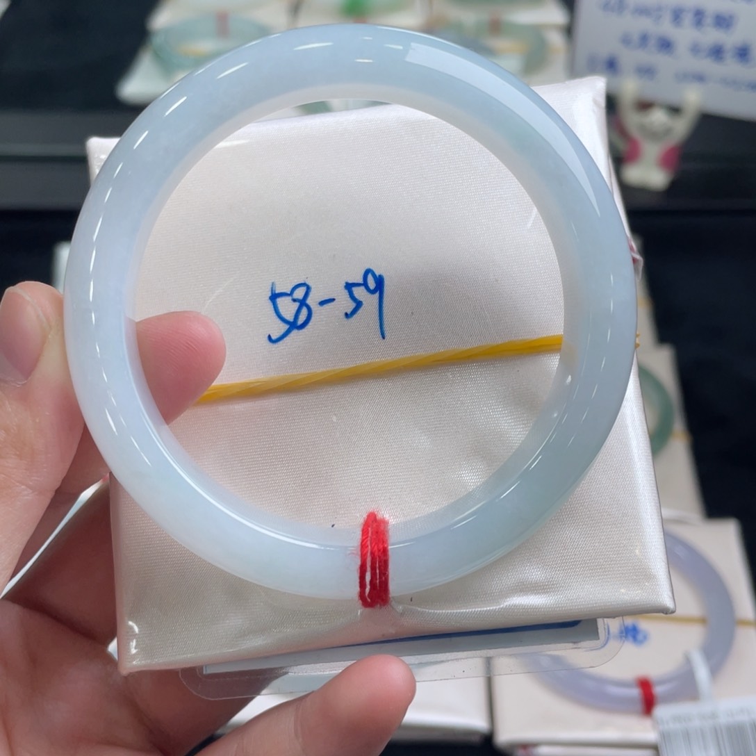 翡翠手镯未镶嵌翡翠手镯