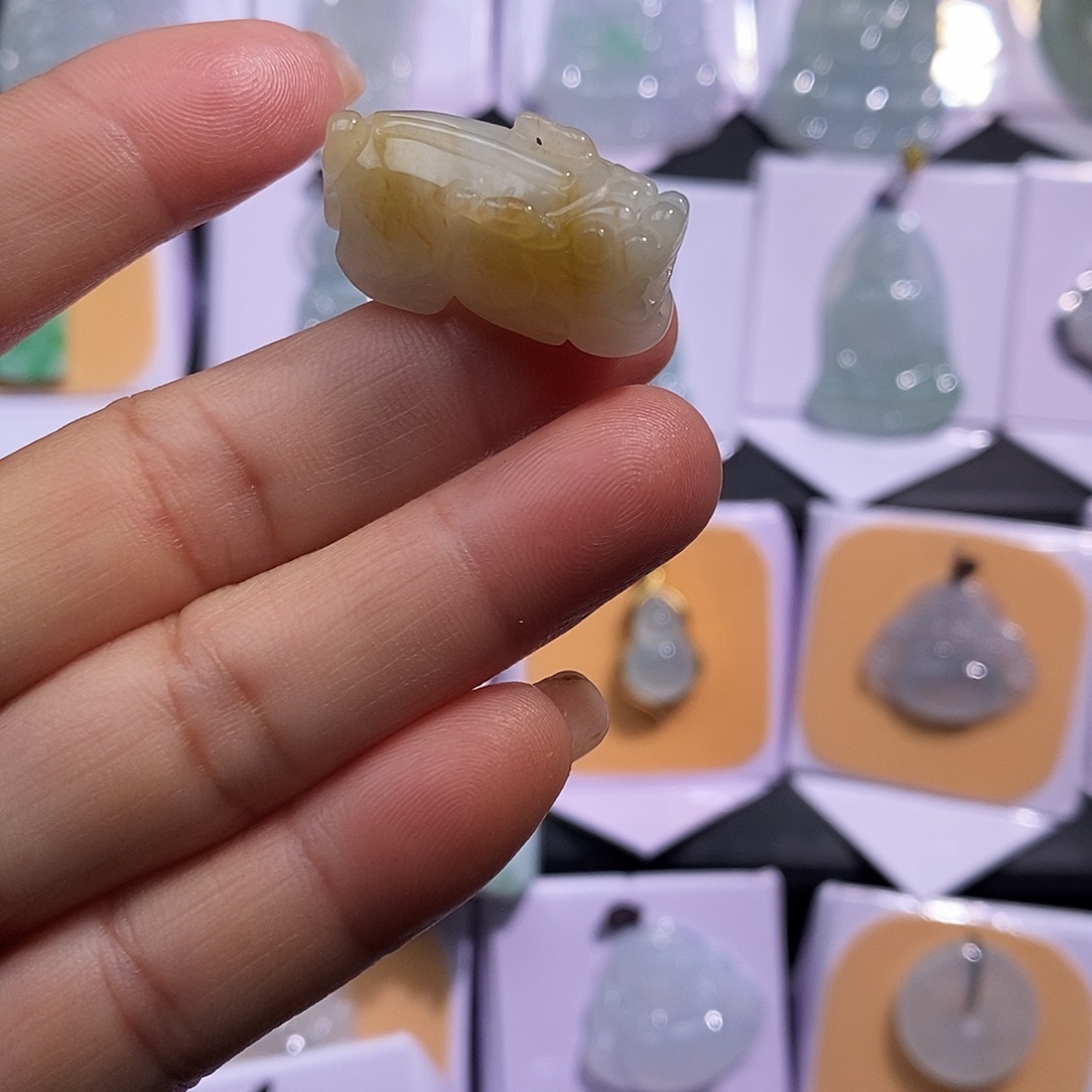 翡翠未镶嵌颈饰貔貅