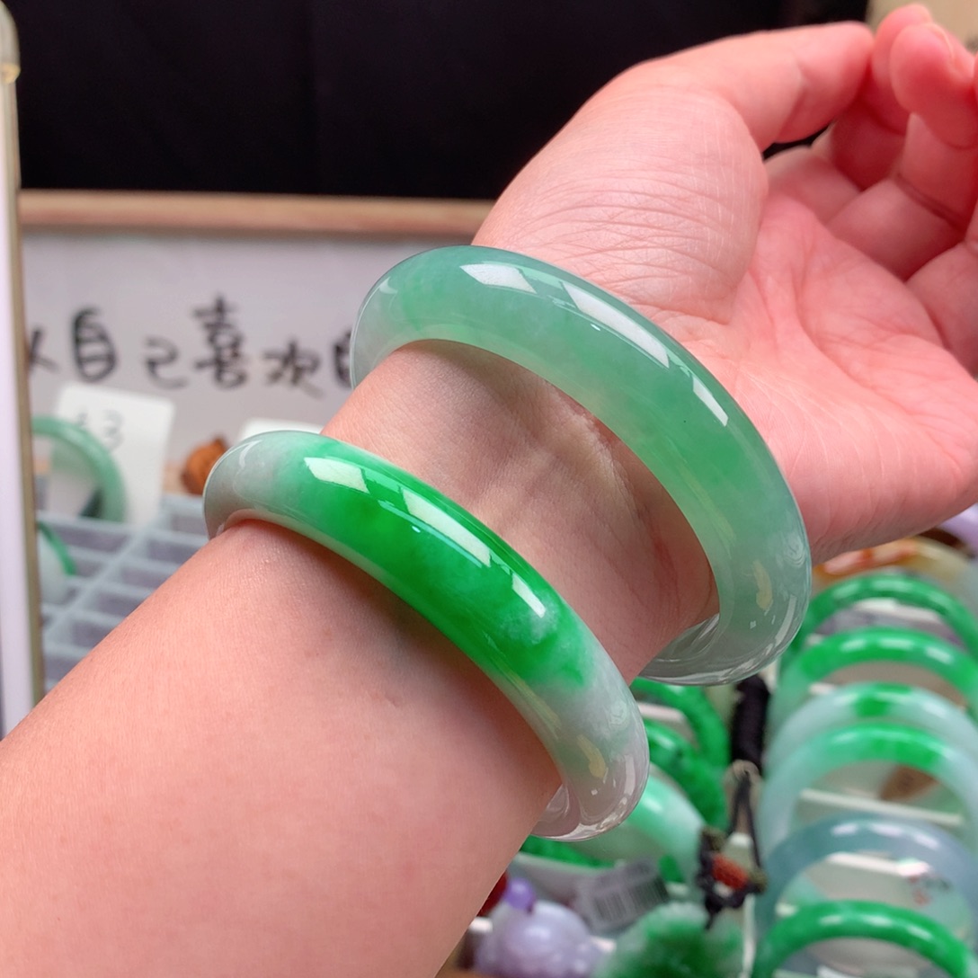 翡翠手镯未镶嵌缅甸