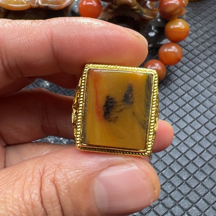 石英质玉（黄龙玉）颈饰合金