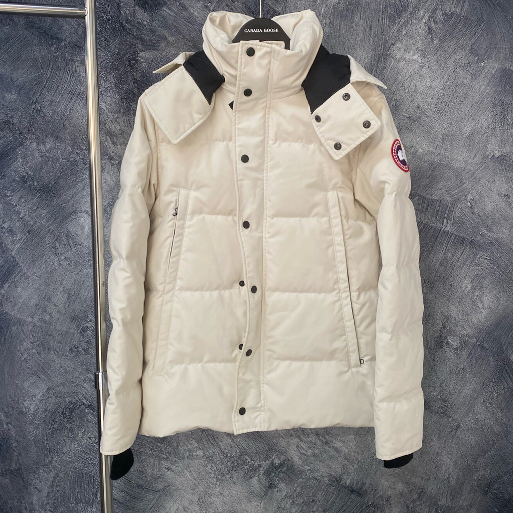 未使用 CANADA GOOSE 连帽羽绒服/晨曦白/M码/15561