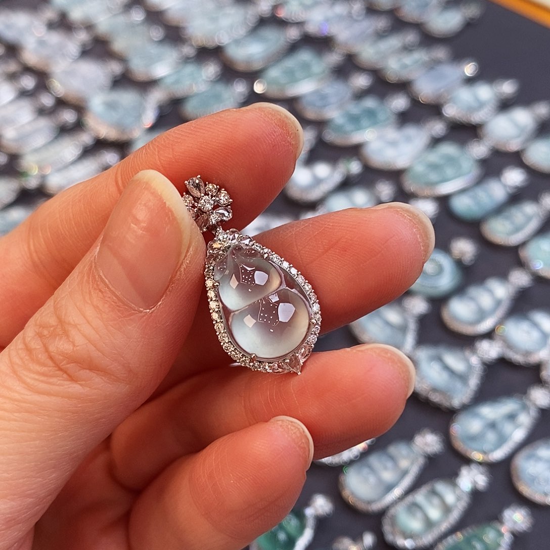 翡翠吊坠(赠链)18K金镶嵌