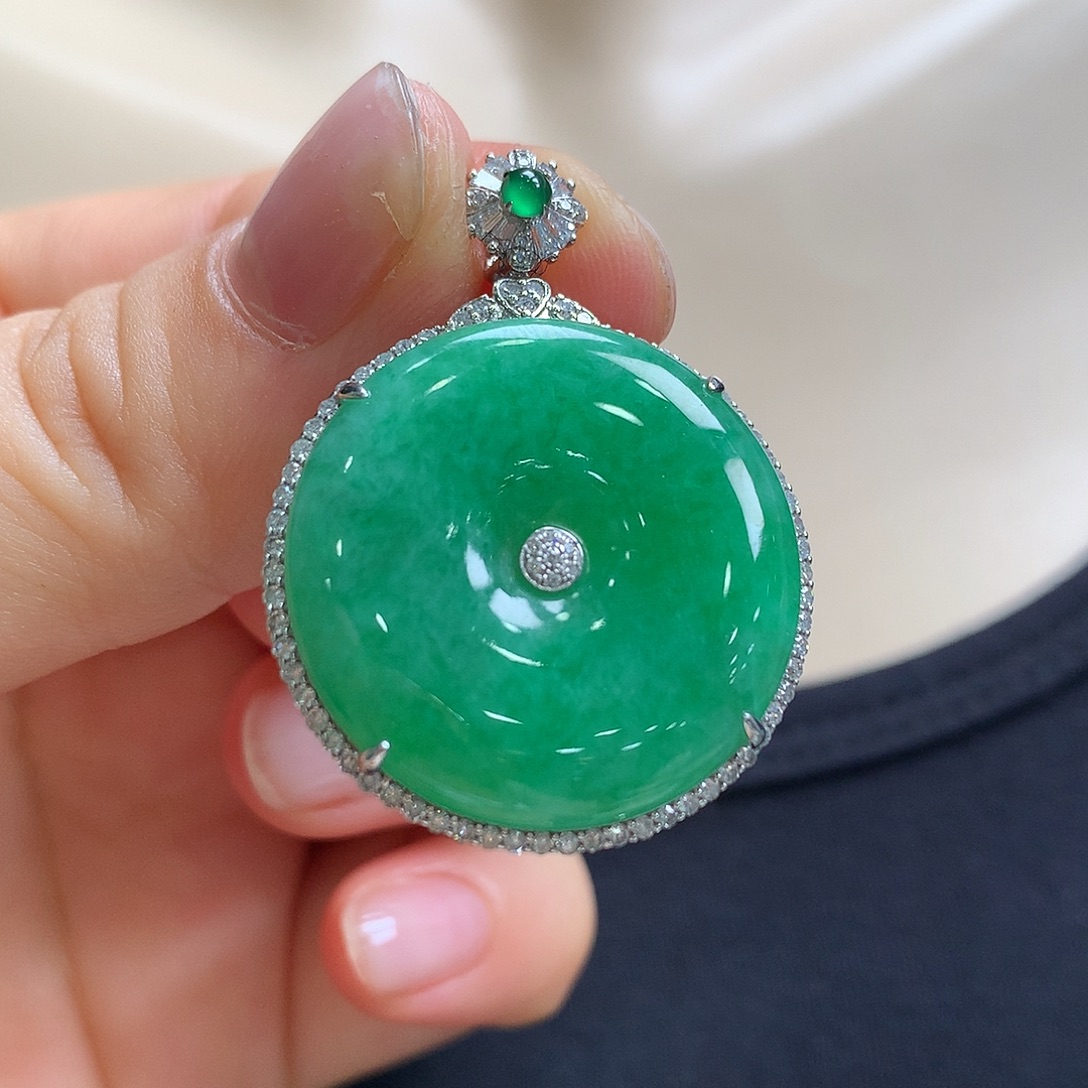 翡翠18K金镶嵌颈饰