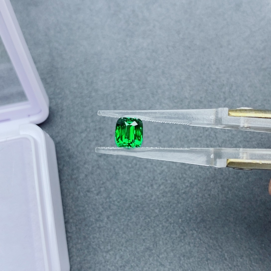 珠宝半成品未镶嵌石榴石（沙弗莱）1.05ct 卡扎尼