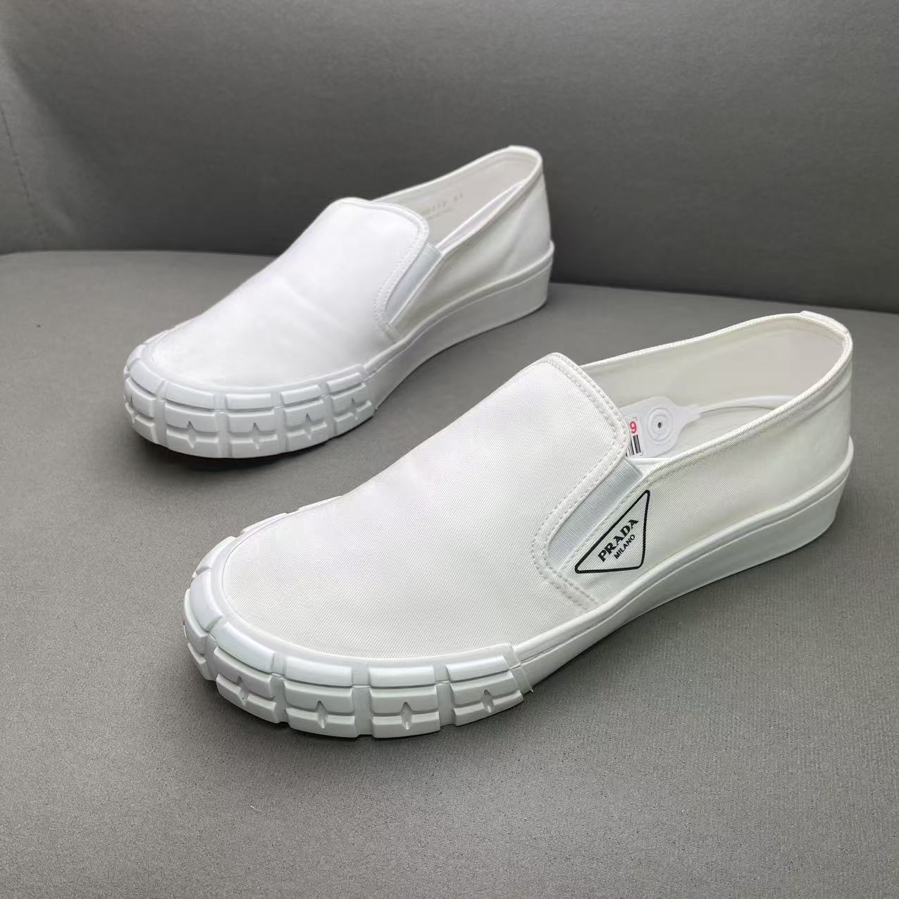 全新未使用 Prada/普拉达 白色帆布侧边三角标时尚一脚蹬 40.5码
