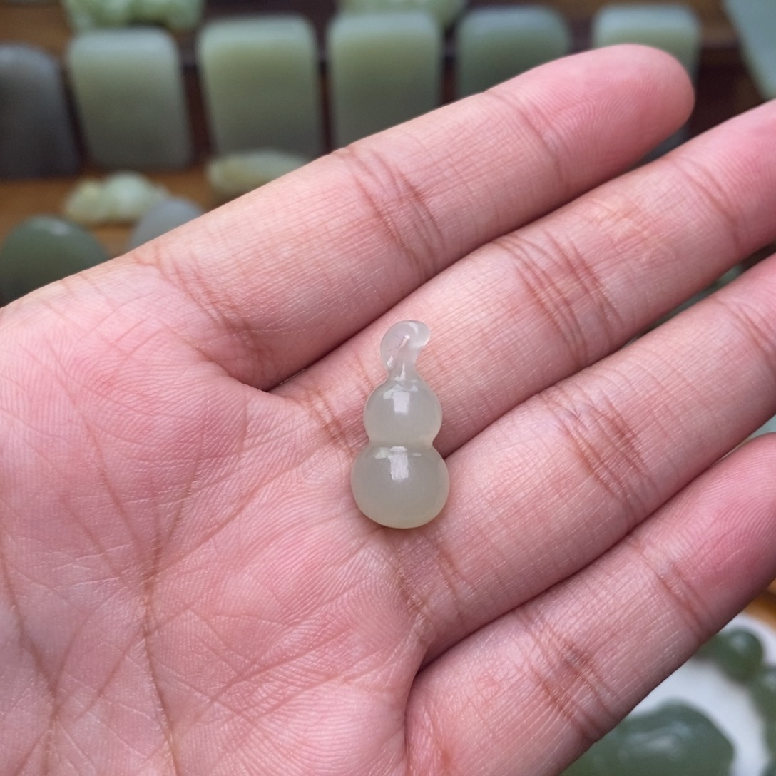 厚***福和田玉未镶嵌颈饰