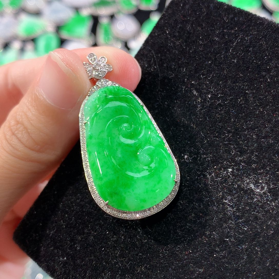 翡翠18K金镶嵌颈饰