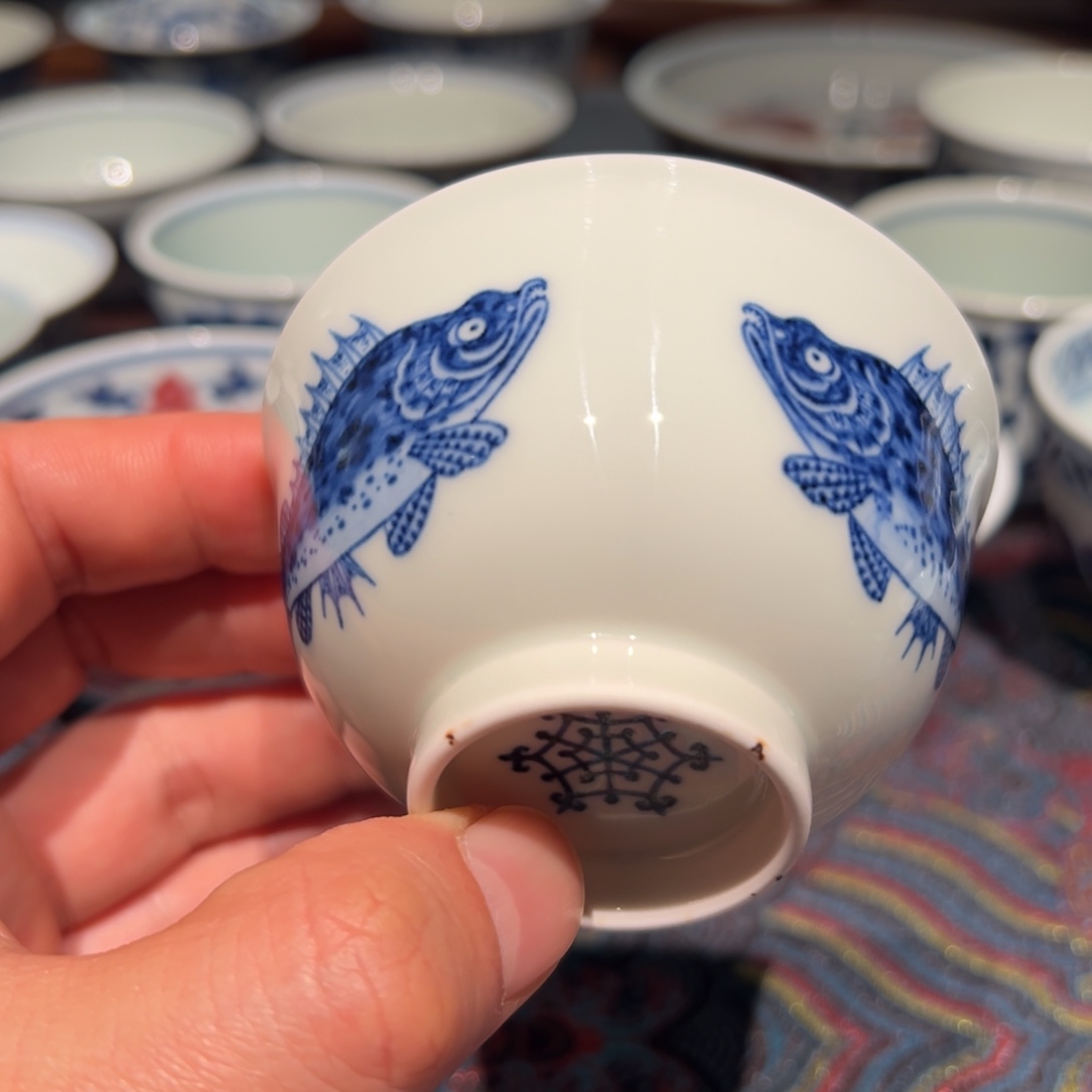 陶精品青花三面鳜鱼内淡海水撇口杯口约7.8厘米