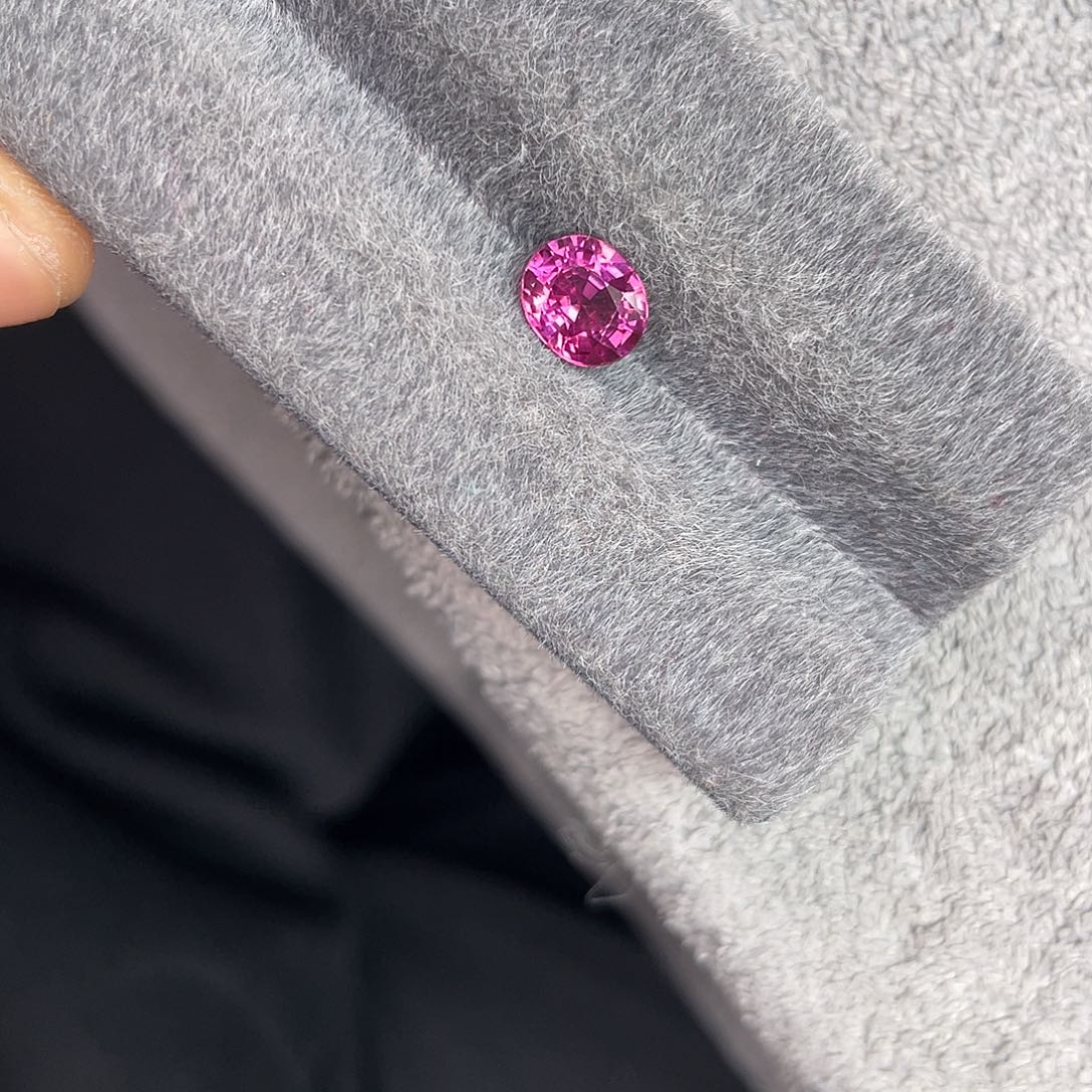 石榴石裸石未镶嵌1.88Ct。  