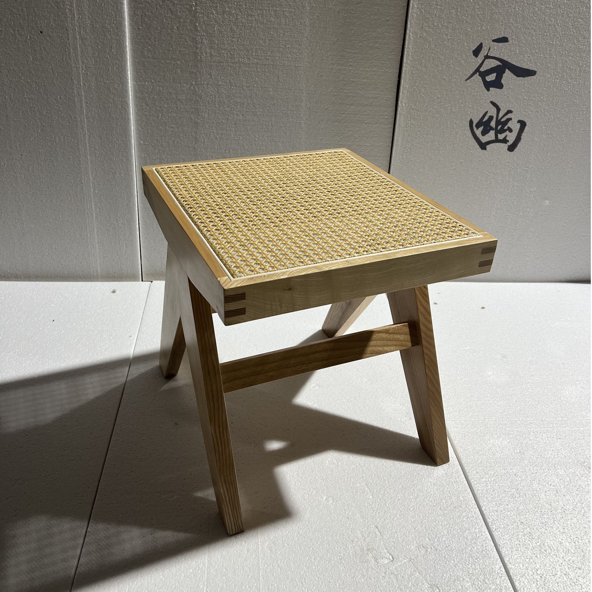 侘寂风藤编白蜡小方凳家用客厅床尾实木凳子服装店鞋店昌迪加尔凳