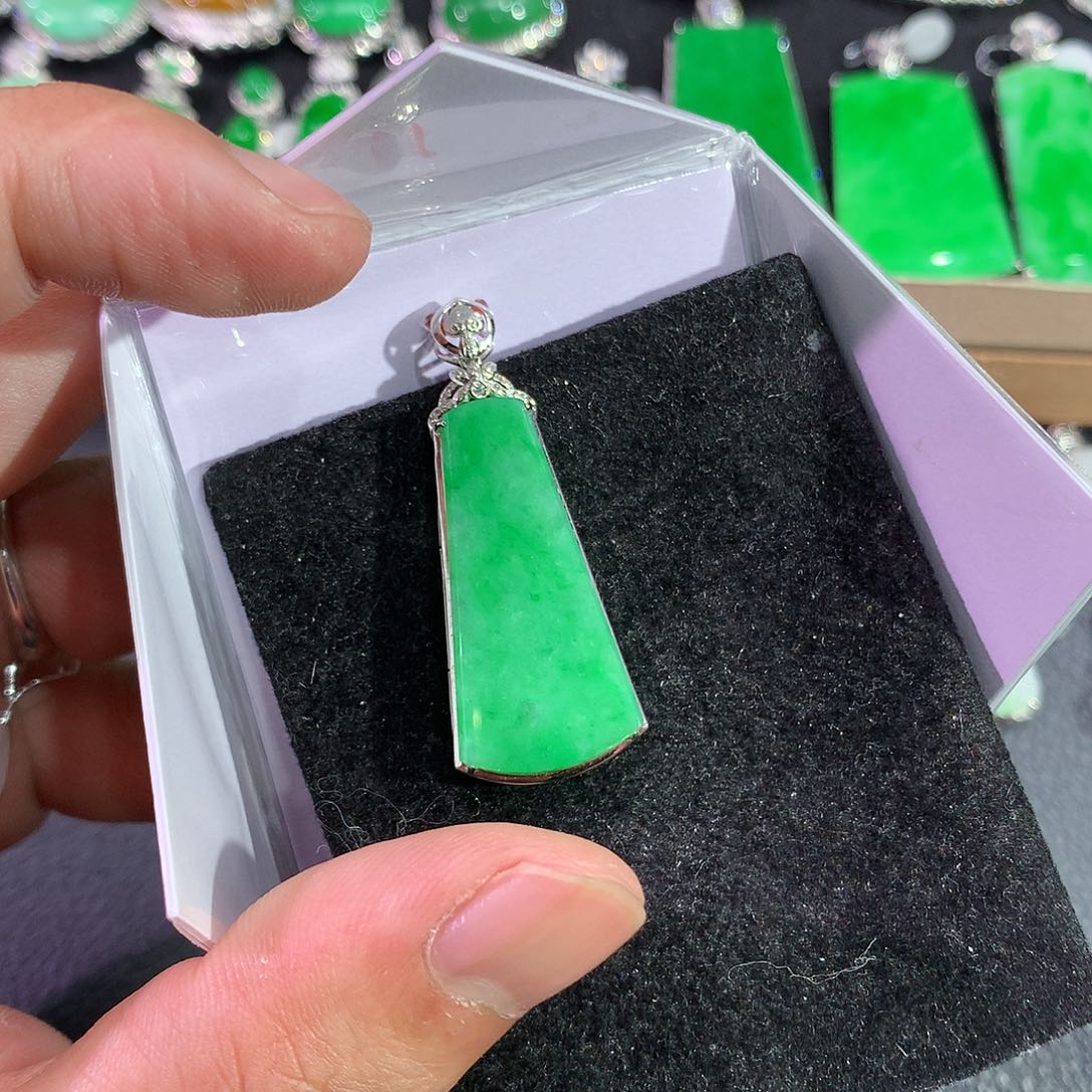 翡翠吊坠(赠链)18K金镶嵌