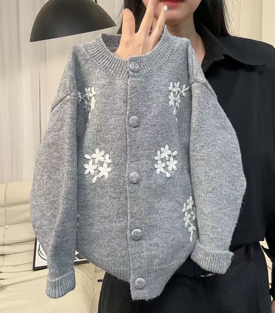 2025秋冬新款女童韩版针织开衫花边加厚钩花品质儿童外套森系纽扣