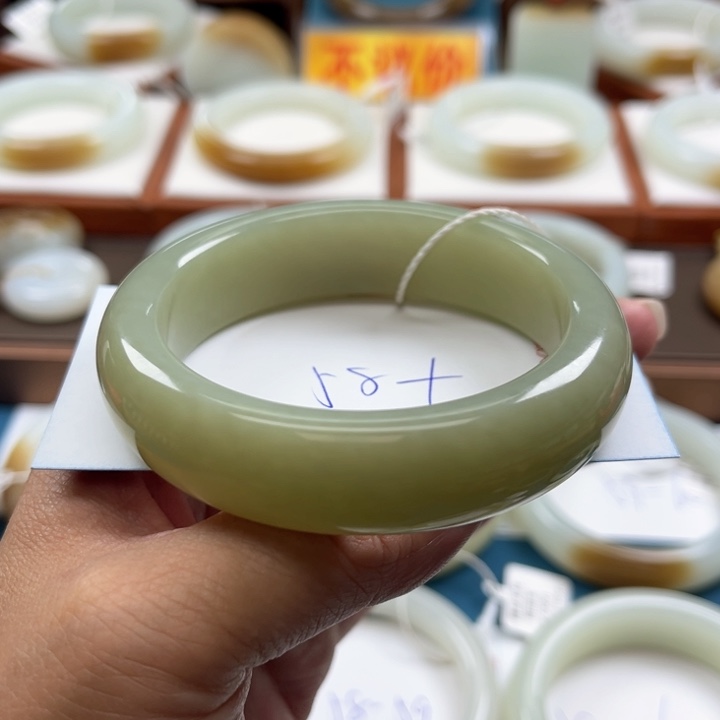 和田玉手镯未镶嵌一**稳