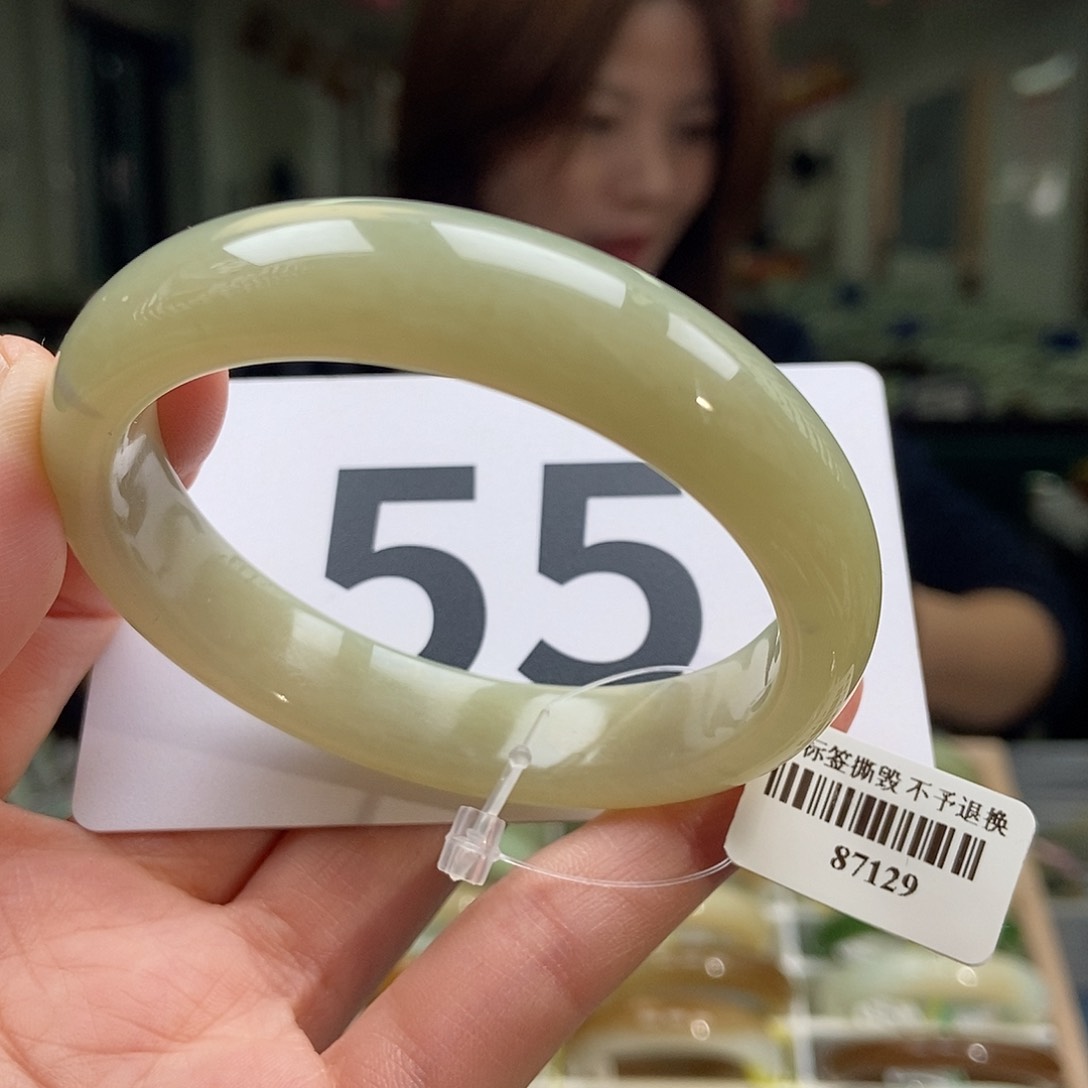 和田玉手镯未镶嵌微瑕