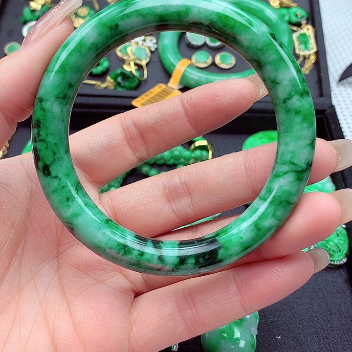 翡翠手镯未镶嵌翡翠