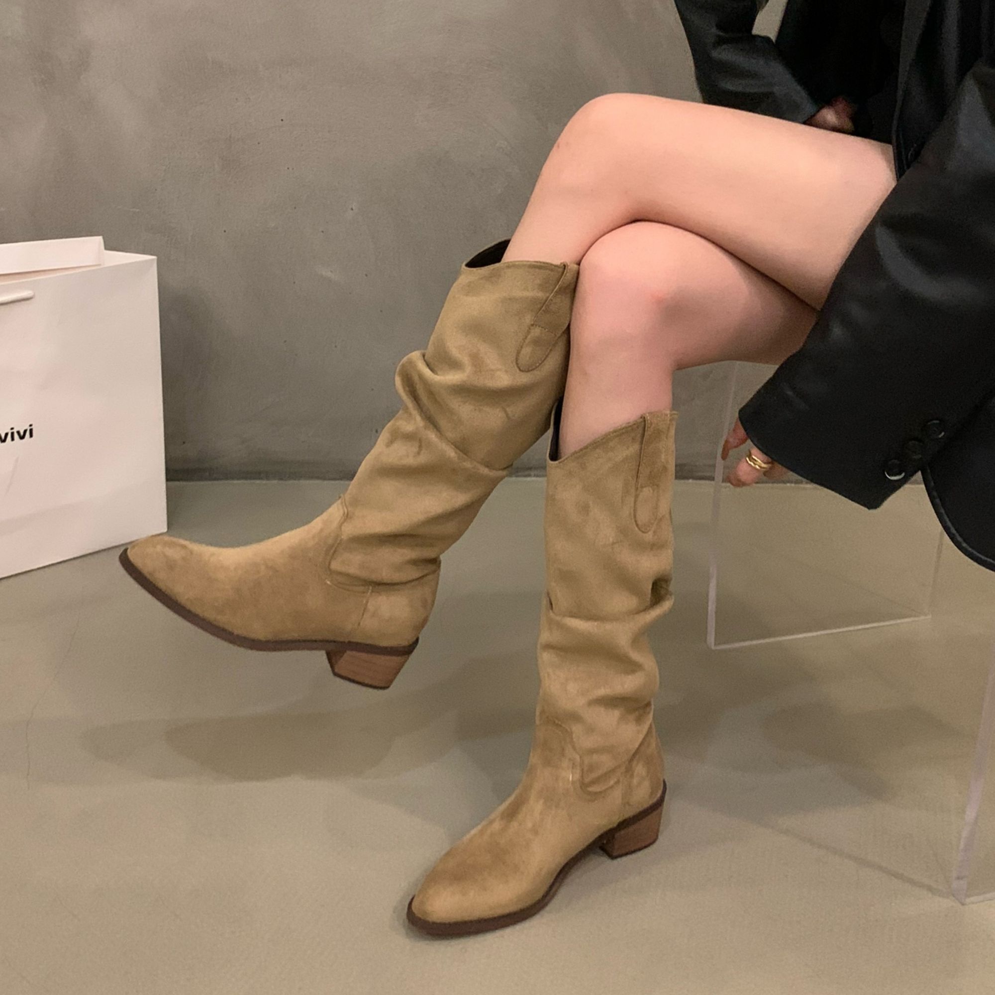 粗跟复古棕色V口堆堆中筒长靴女2025夏季新款尖头西部牛仔长筒靴