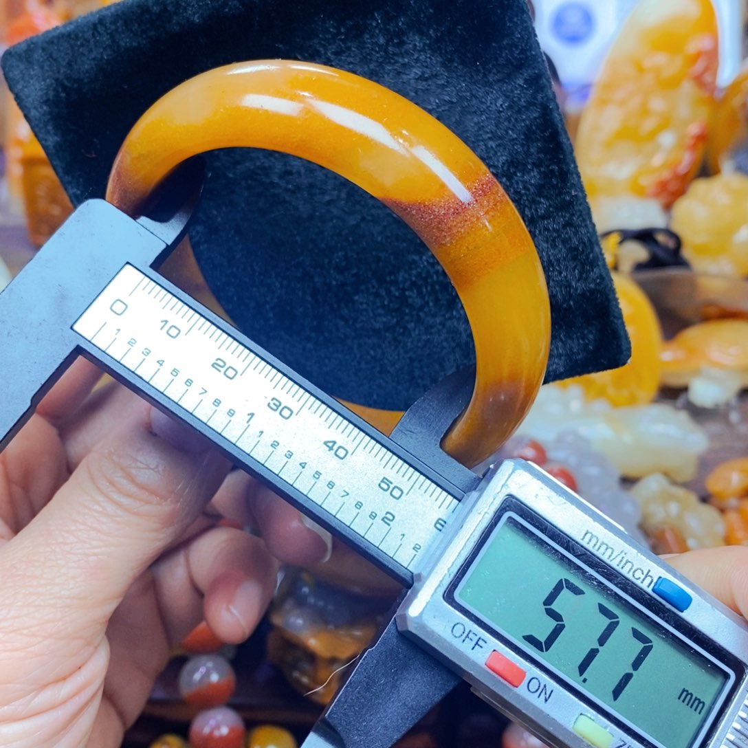 未镶嵌石英质玉（黄龙玉）颈饰
