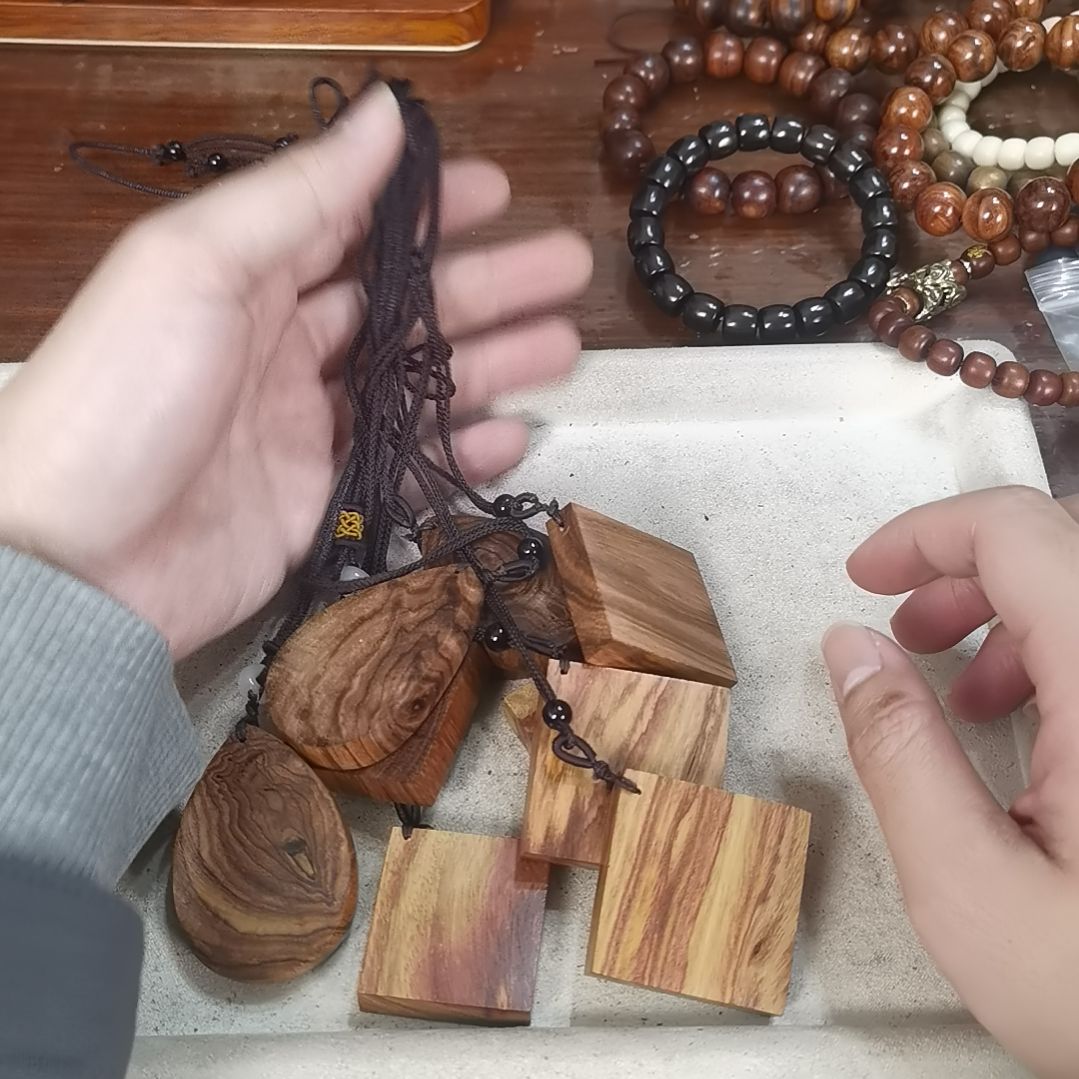 黄花梨/降香黄檀吊坠海黄随形脖挂多样性发其一