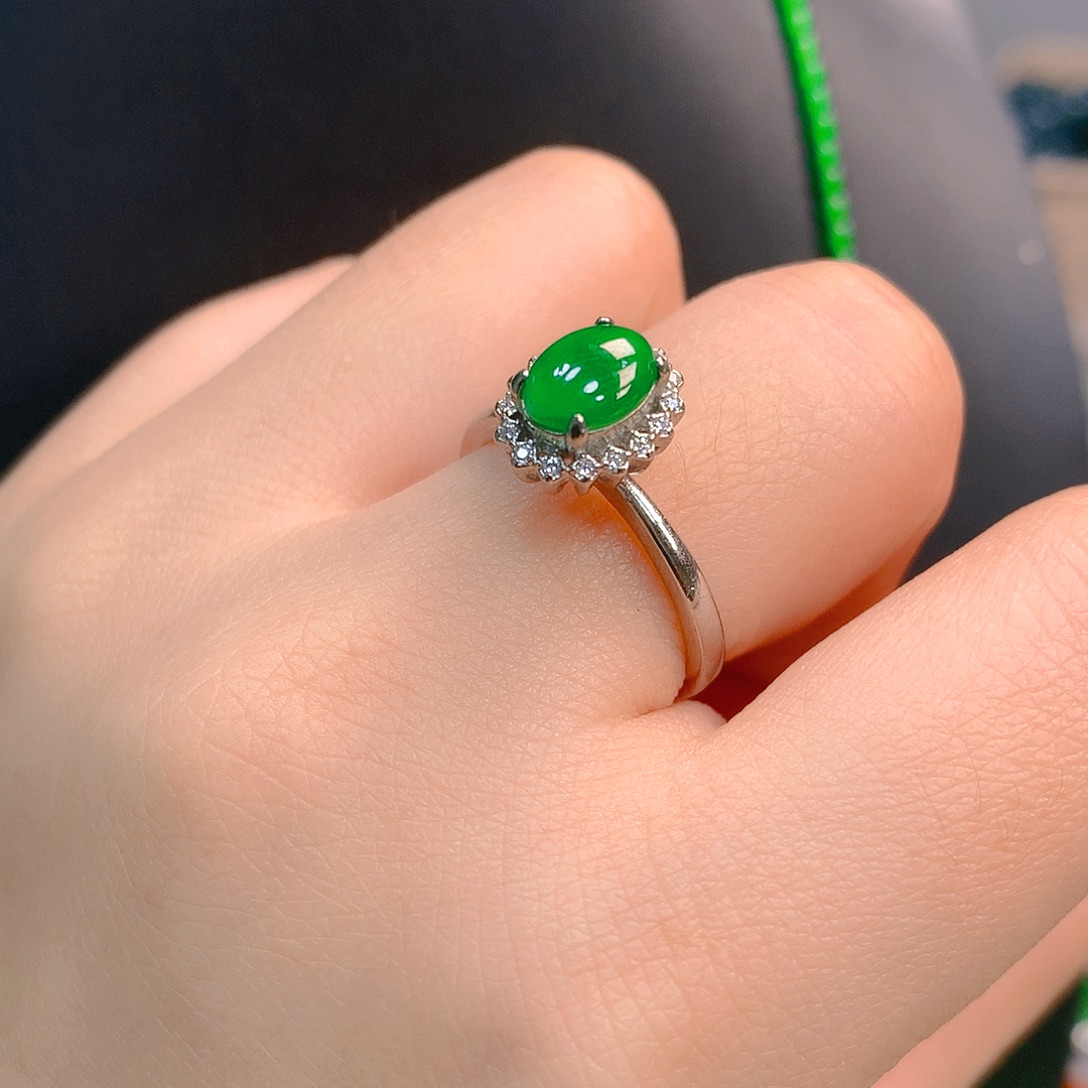 翡翠未镶嵌颈饰戒指