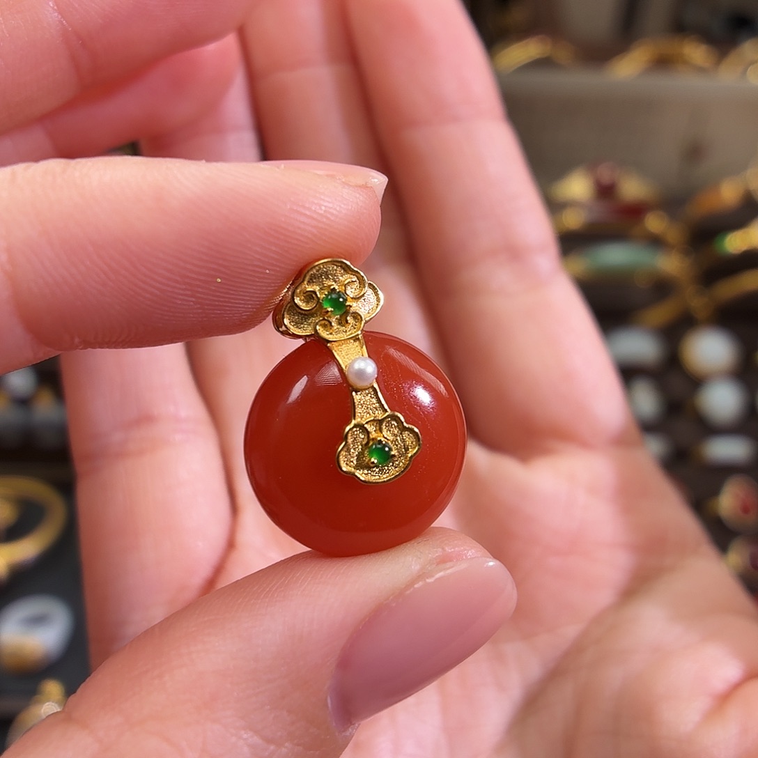 颈饰18K金镶嵌南红玛瑙