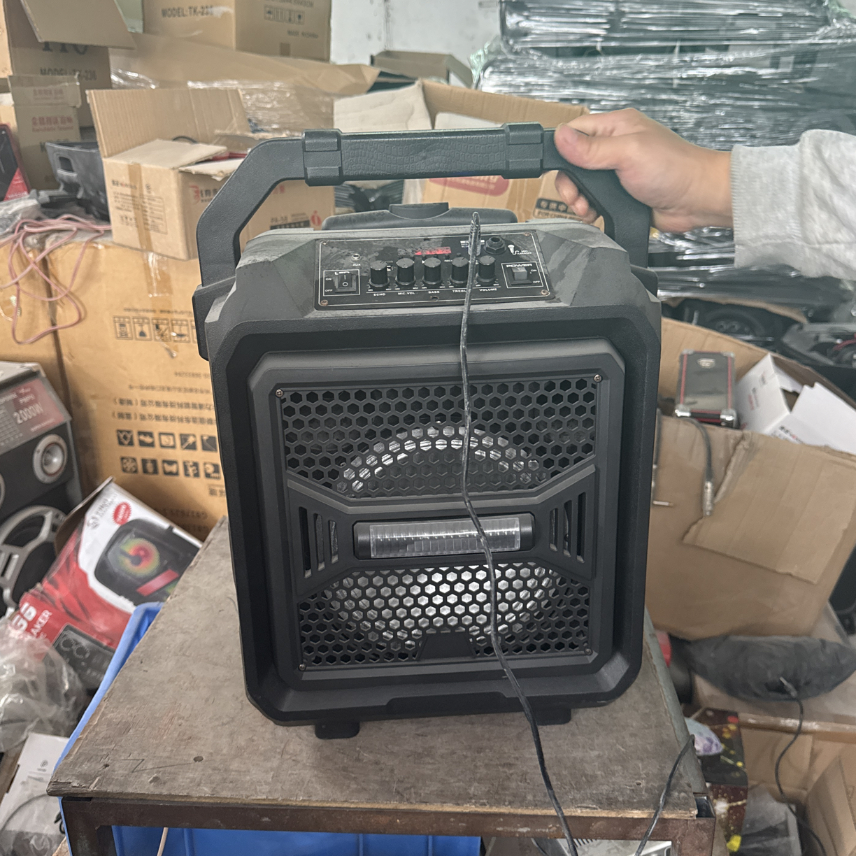 9新  8寸音响电池坏，裸机没有任何配件