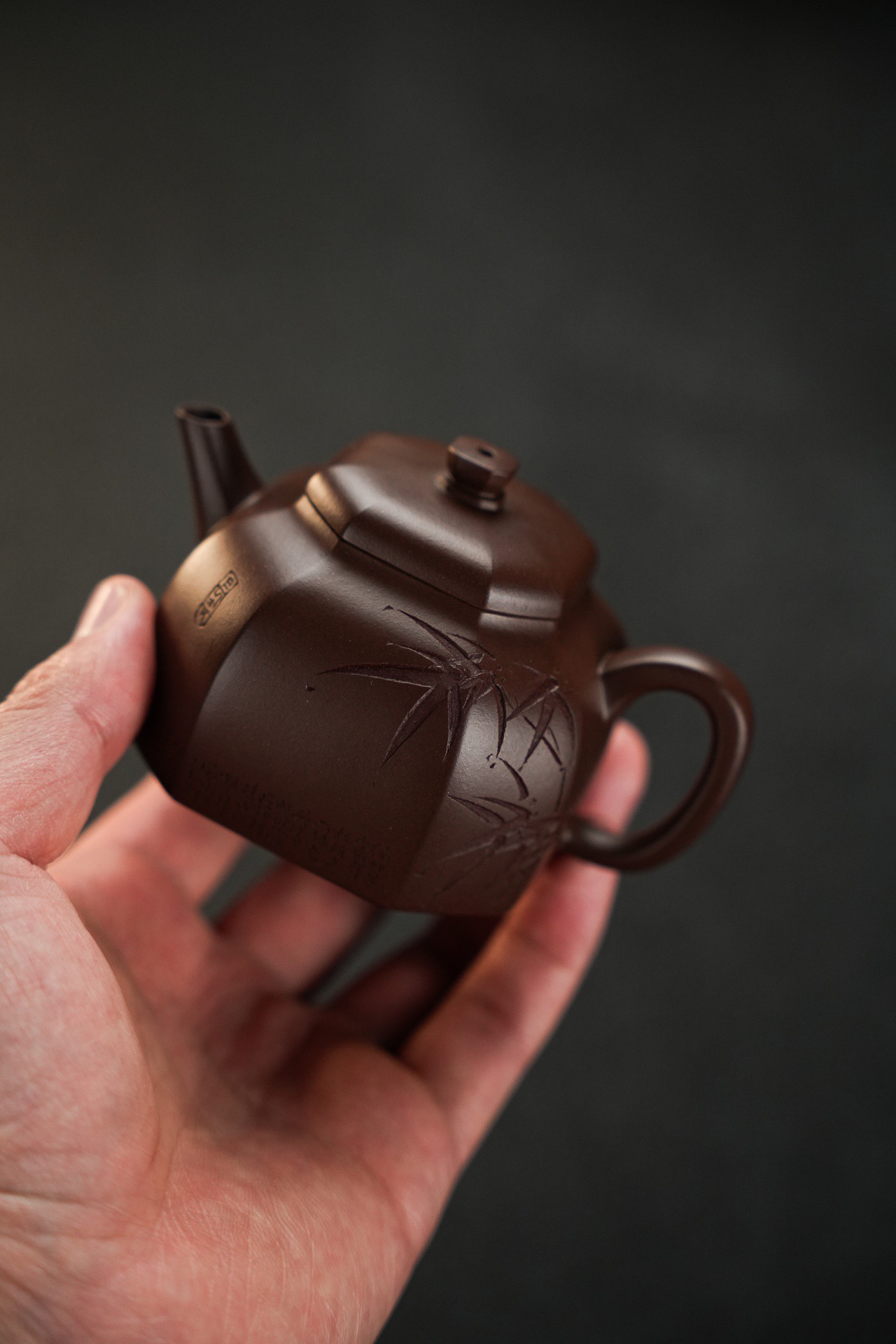 八方云炉小精品160cc老紫料宜兴原矿紫砂壶纯手工方器 精刻竹叶