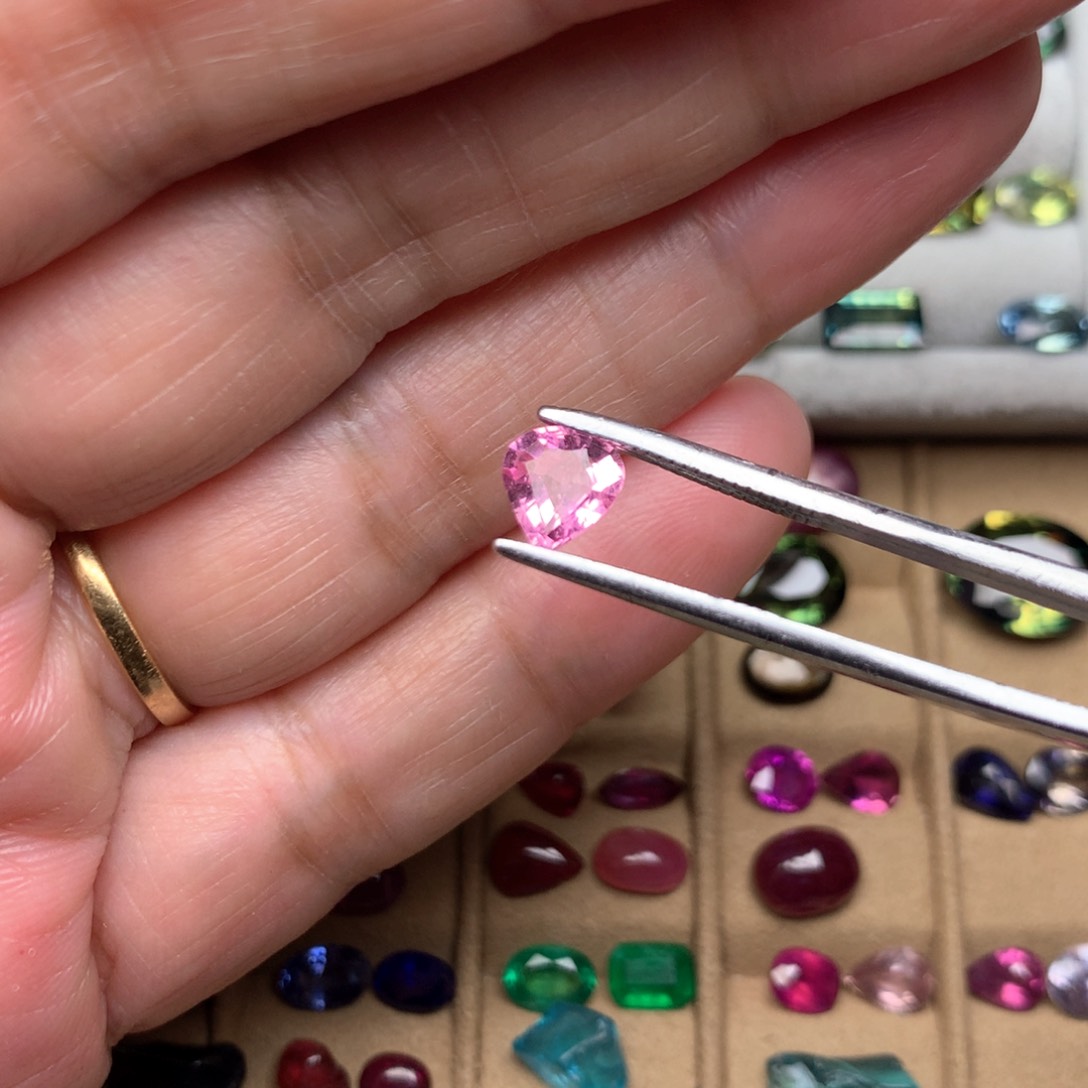 碧玺裸石一粒未镶嵌