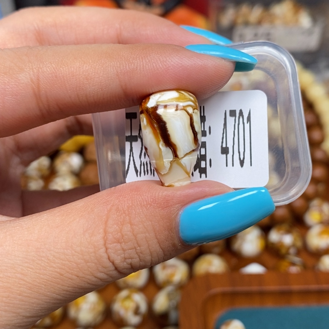 沁色蜜蜡未镶嵌4701