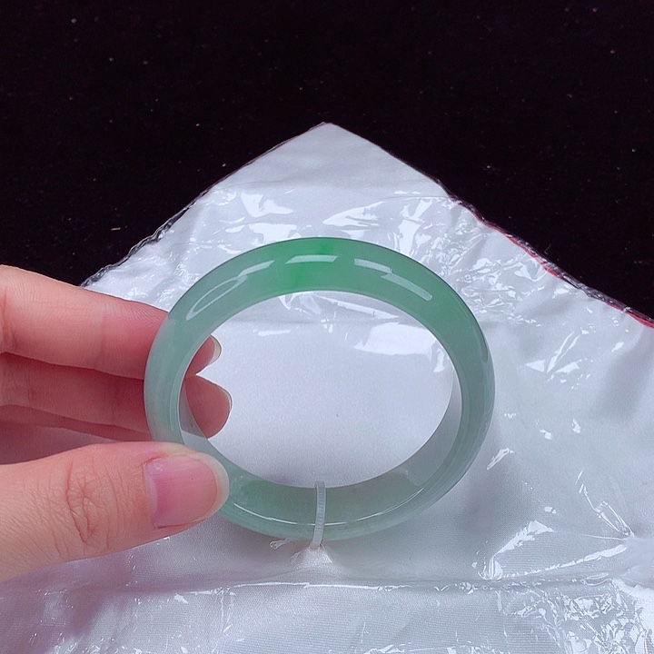 翡翠手镯未镶嵌翡翠