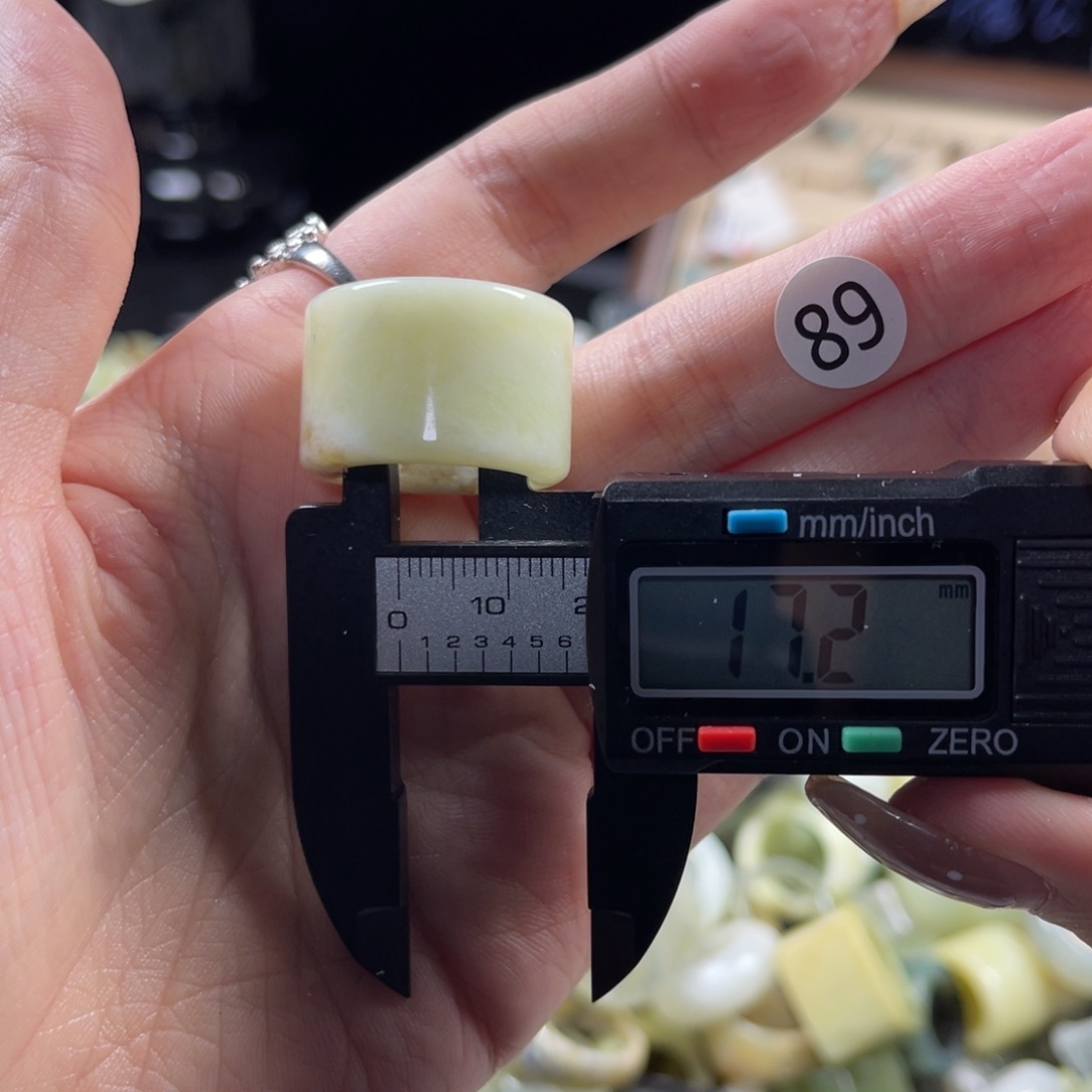 蛇纹石玉未镶嵌戒指