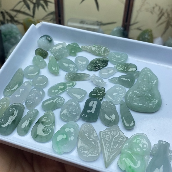 翡翠未镶嵌颈饰小滴溜一个