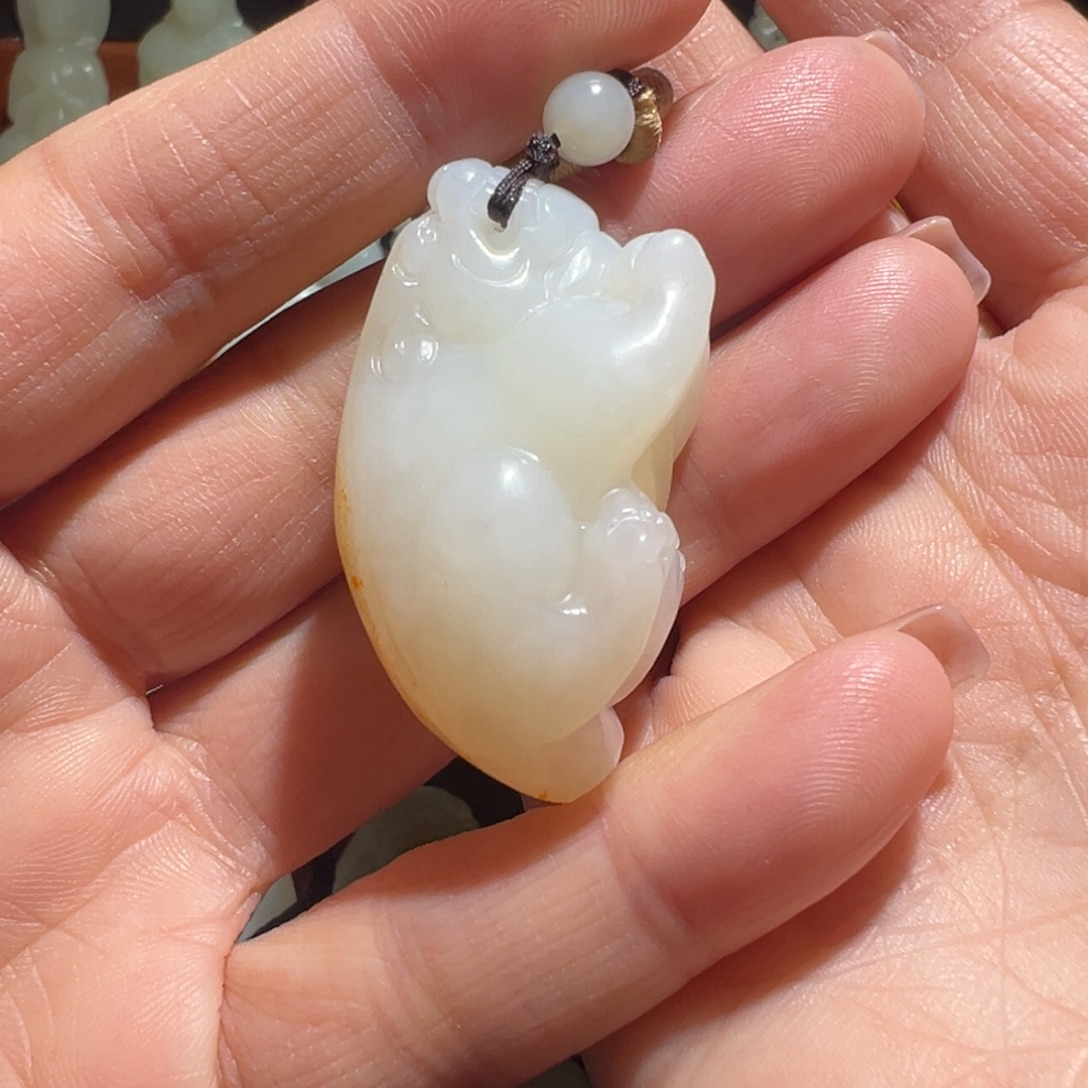 桃***糖和田玉未镶嵌颈饰